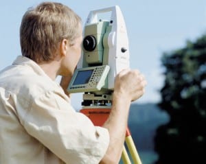 Landschaftsarchitekt bei der Vermessung